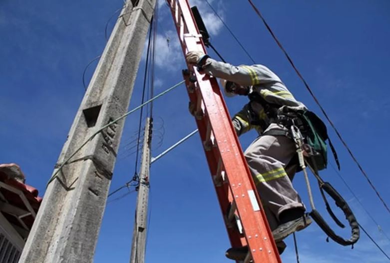 Manutenção programada deixa 12 bairros de Manaus e 3 ramais sem energia hoje