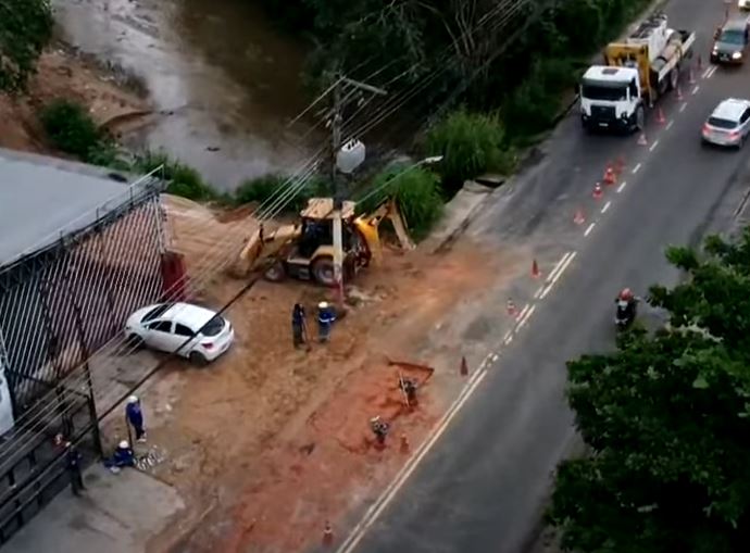 Cratera reabre em avenida de Manaus após novo vazamento em tubulação 