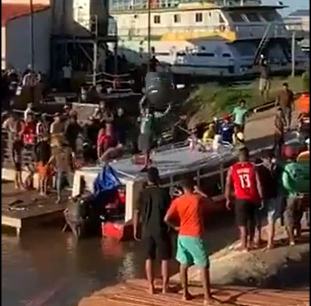 Vídeo mostra populares atacando e matando supostos piratas de rio em Japurá
