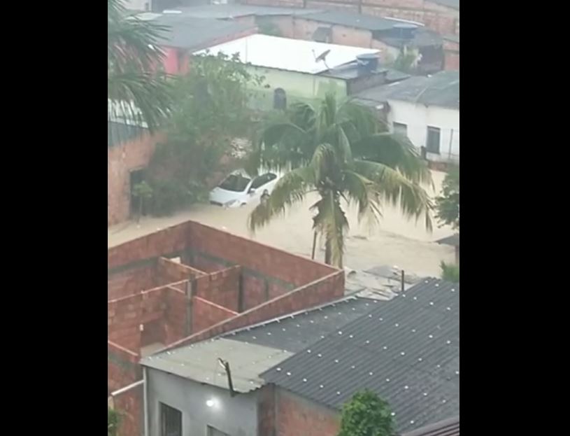 Casas, comércio e ruas ficam debaixo d’água durante temporal em Manaus