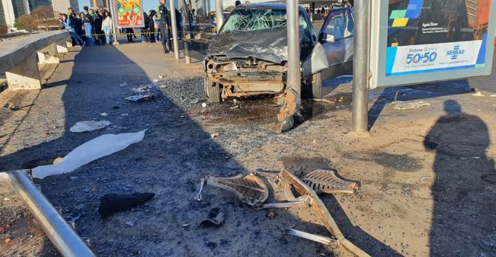 Mulher morre ao ser atropelada por carro e arremessada de viaduto