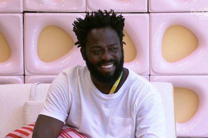 Douglas Silva do BBB 22 é chamado de 'macaco' por blog e família do ator aciona polícia