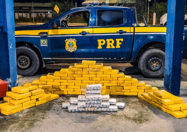 Trio é preso com mais de 130 kg de maconha em carros na BR-319