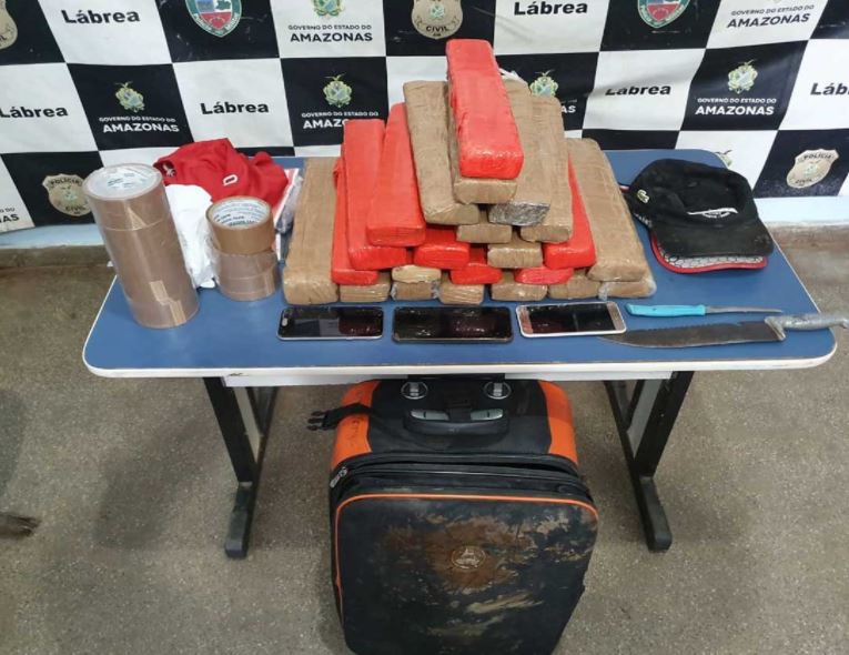 Membros de facção são flagrados desenterrando drogas em terreno no Amazonas