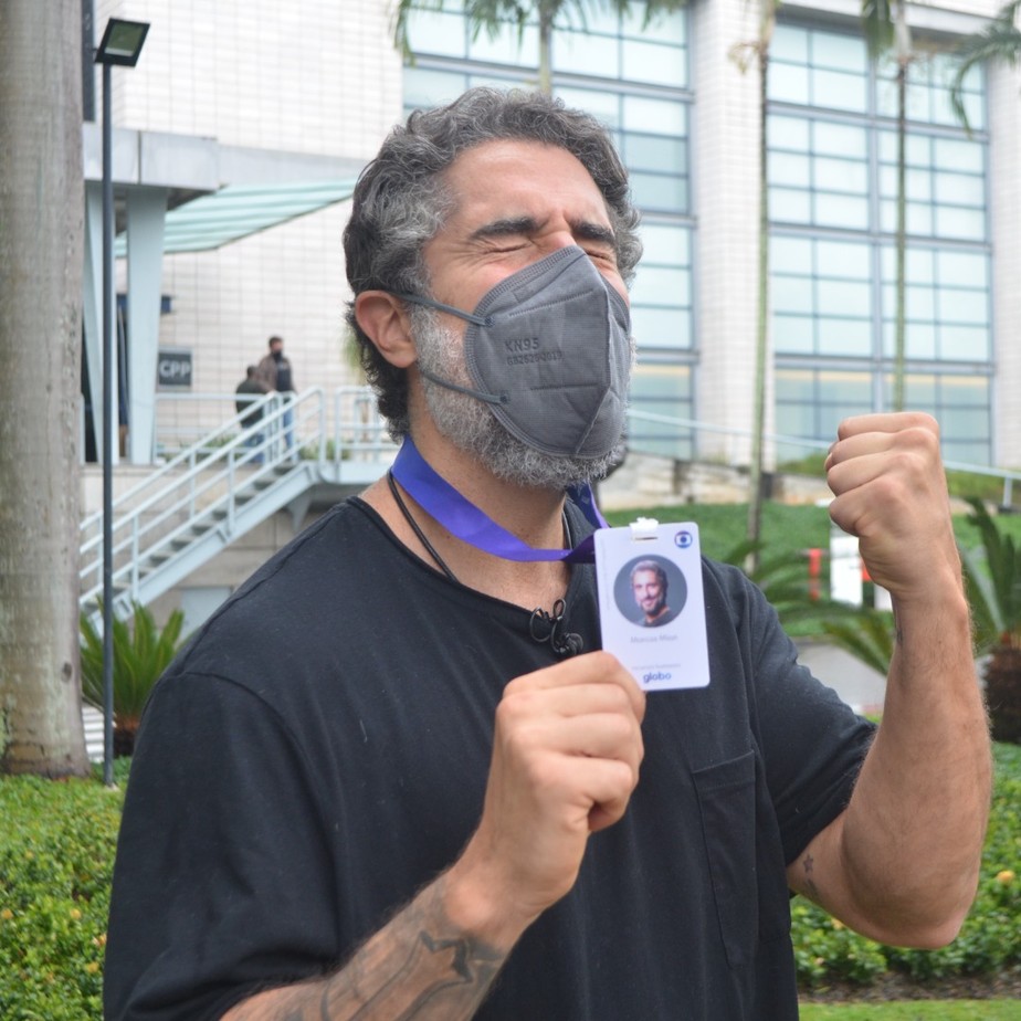 Marcos Mion é recebido com tapete vermelho e ‘pira’ ao ganhar crachá da Globo