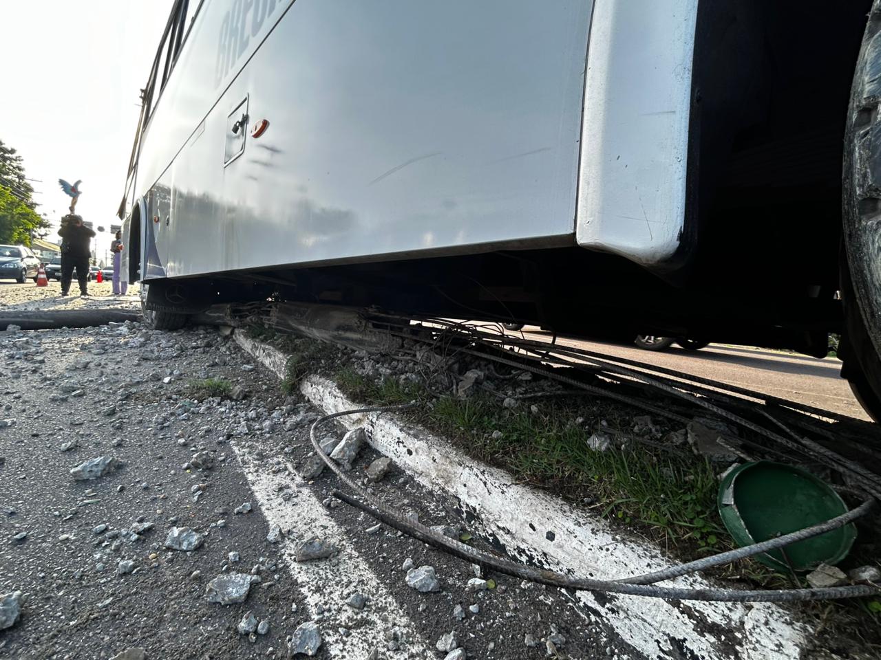 Motorista de rota que derrubou poste na Av. Coronel Teixeira cochilou ao volante