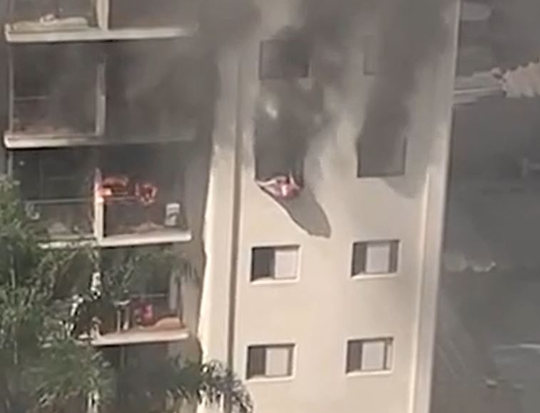 Mulher que se jogou do 6º andar de prédio para fugir de incêndio morre em hospital