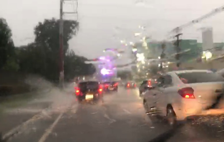 Avenidas ficam alagadas durante chuva que já dura mais de seis horas em Manaus