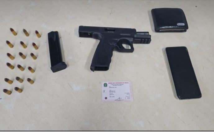 Advogado é preso ao ser flagrado com pistola ilegal na frente de bar em Manaus