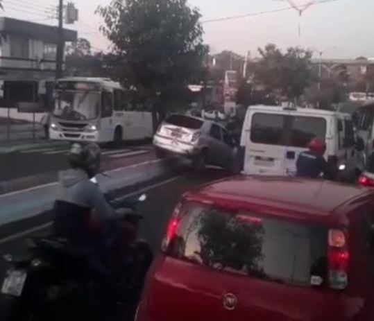 Acidente com carro causa congestionamento quilométrico em avenida de Manaus