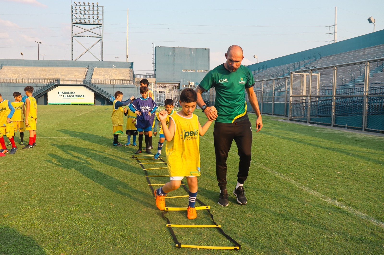 Governo abre mais de 2 mil vagas para futebol, vôlei, basquete e outras modalidades em Manaus