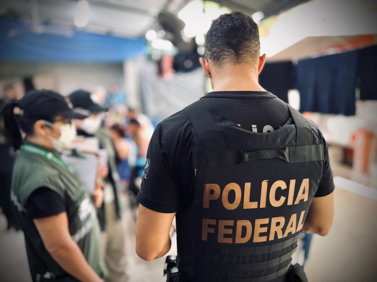 PF fecha abrigo em condições precárias durante operação contra migração ilegal em Manaus