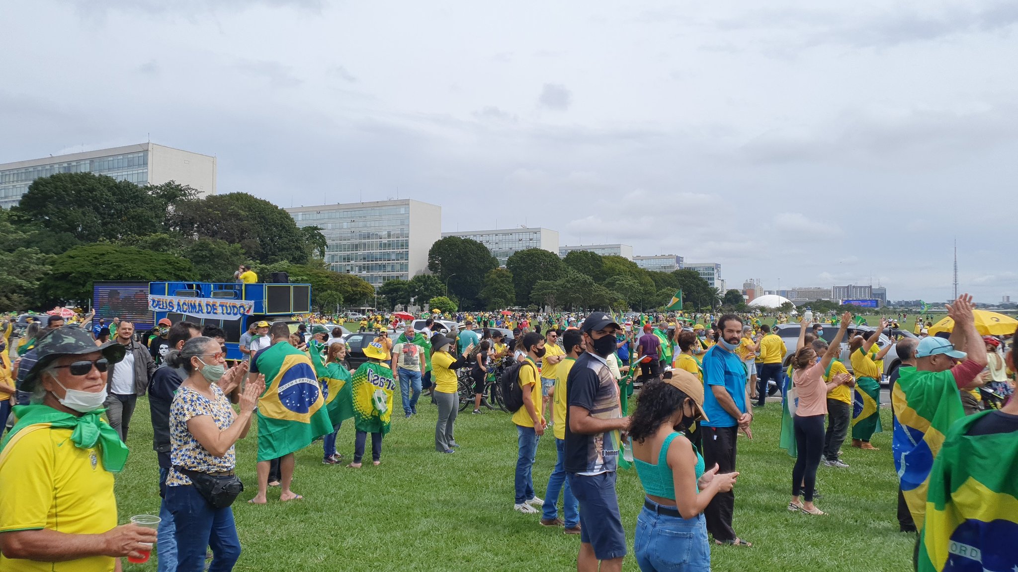 Atos pró-Bolsonaro pedem voto impresso, fim do isolamento e uso do Exército