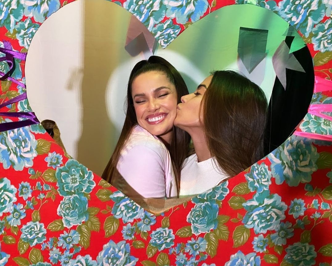 Anitta chega em sua mansão, encontra Juliette e 'cobra' aluguel; vídeos