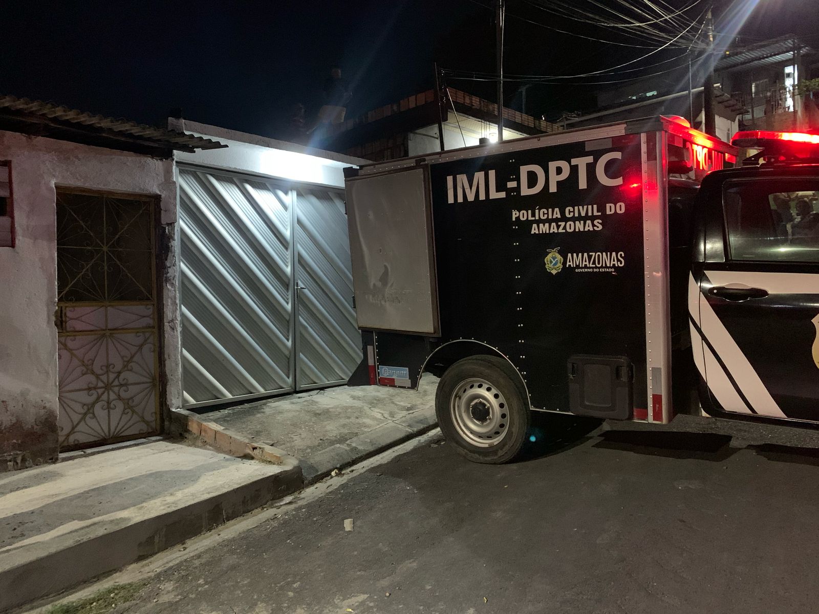 Criminoso entra pelo telhado, mata mulher a facadas e rouba pertences em Manaus