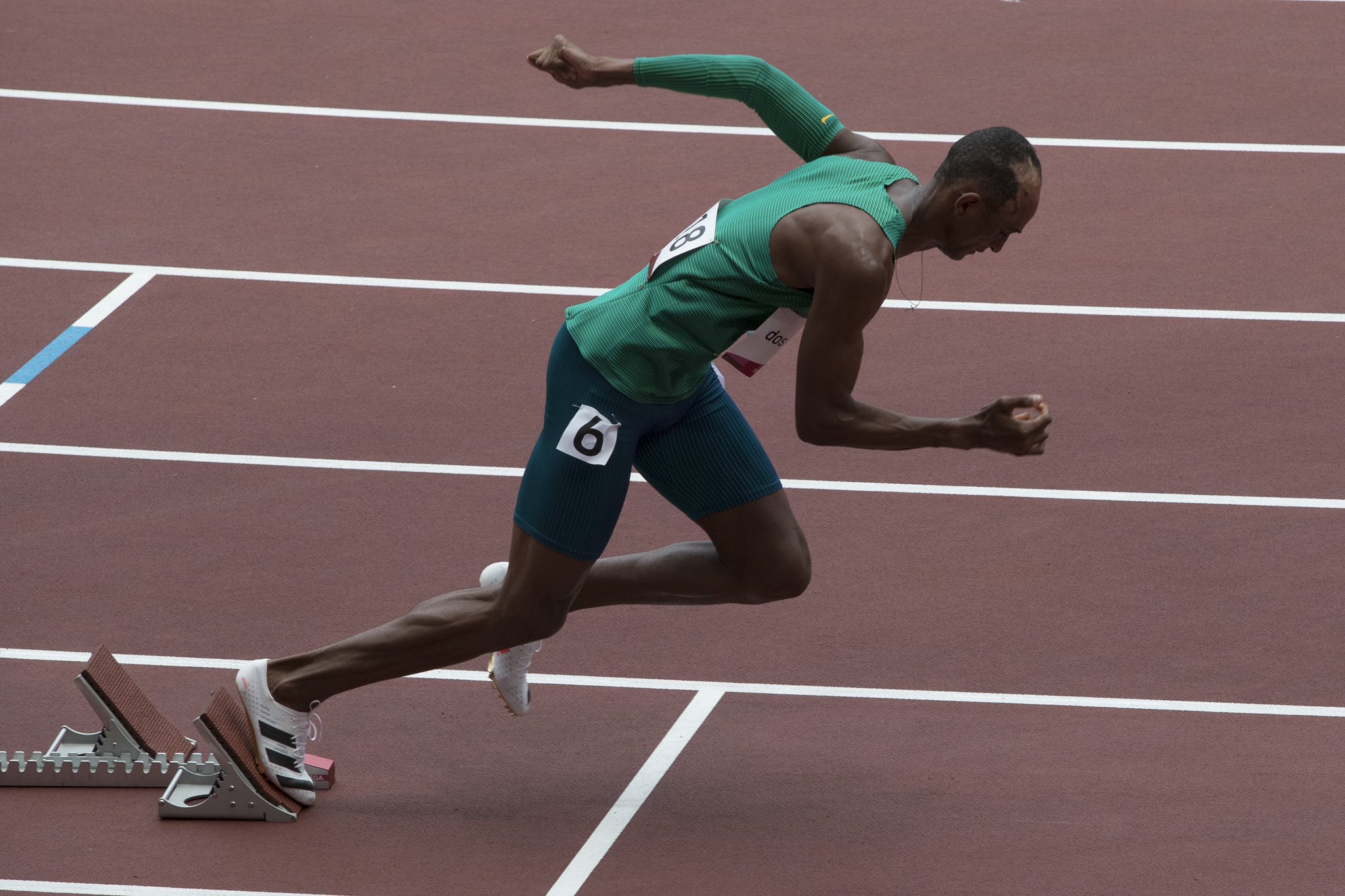 Alison dos Santos bate recorde sul-americano e vai à final dos 400m com barreira