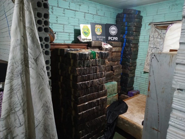 Mais de 1 tonelada de maconha e carros roubados são apreendidos pela PF