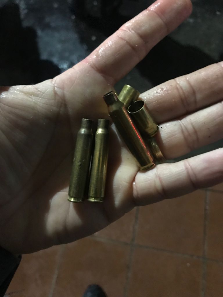 Cápsulas de fuzil são recolhidas em rua que cantor de forró foi assassinado em Manaus