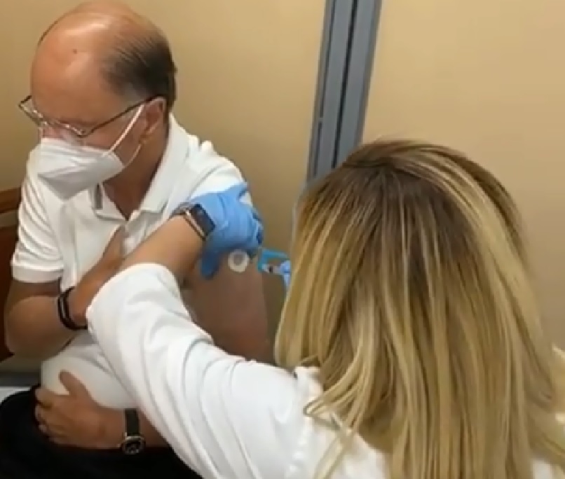 Edir Macedo é vacinado contra Covid em Miami após polêmicas em pandemia