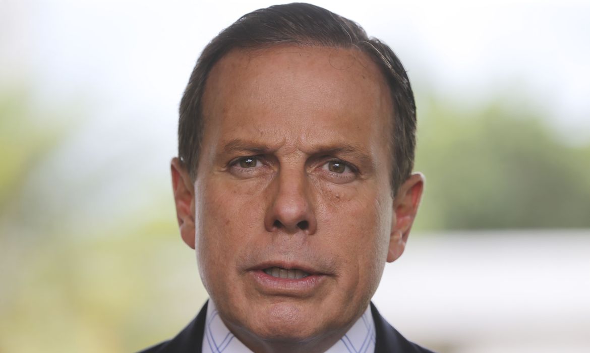 Doria é vacinado contra Covid e alfineta Bolsonaro: 'não virei jacaré'