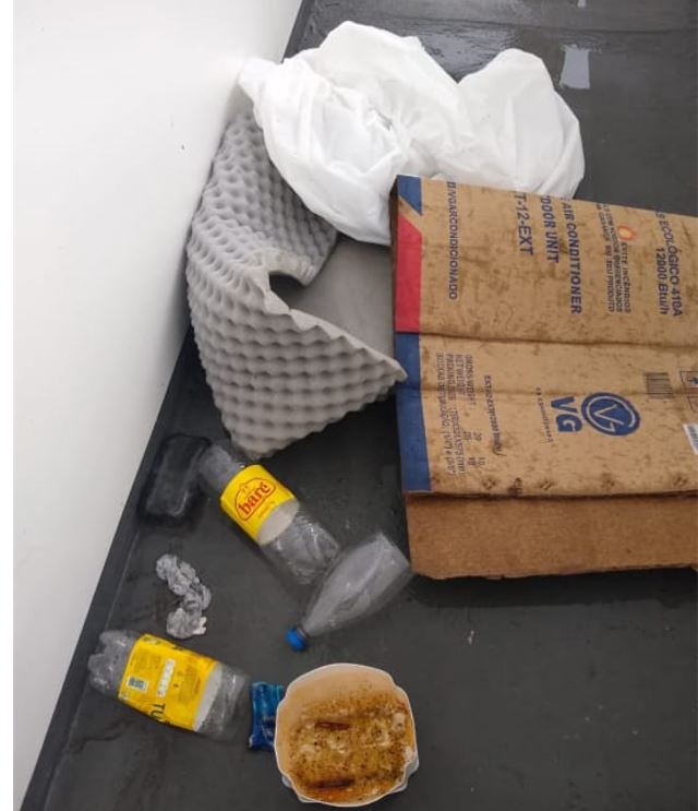 Lixo jogado por acompanhantes em teto de hospital de Manaus causa vazamento