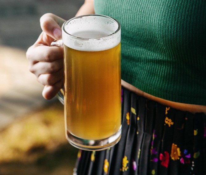 Mulher come, bebe e dá golpe em restaurante e conveniência em Itacoatiara