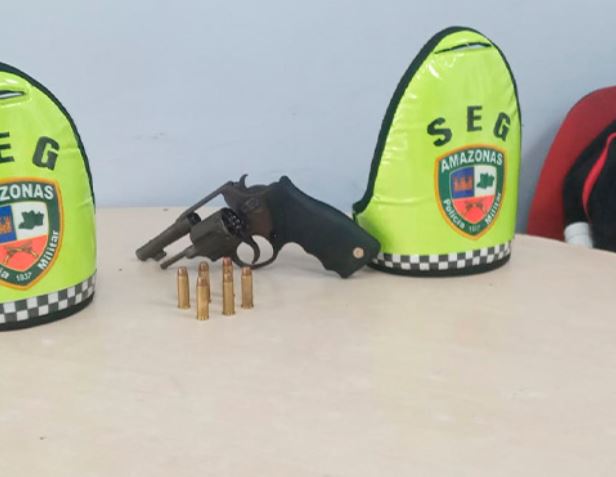 Homem é flagrado com arma e vai parar no hospital após reagir à prisão em Manaus