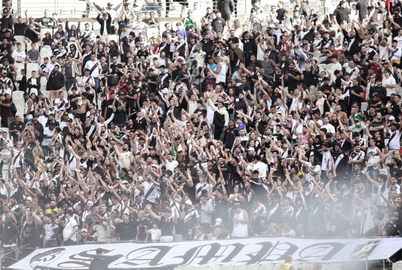 Torcidas do Vasco e Corinthians esgotam ingressos para final da Copa do Brasil em  poucas horas