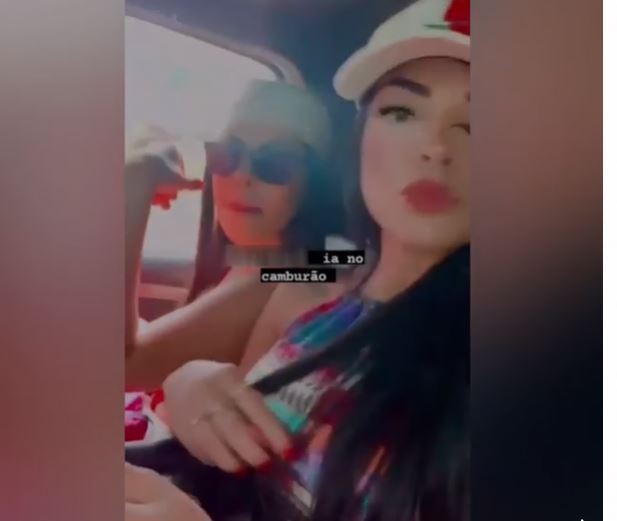 'Novinhas' postam vídeo pegando carona em viatura da PM em Manaus
