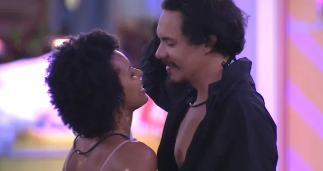 BBB22: Natália deixa Eliezer excitado no jardim: ‘perdoo se me deixar de quatro'