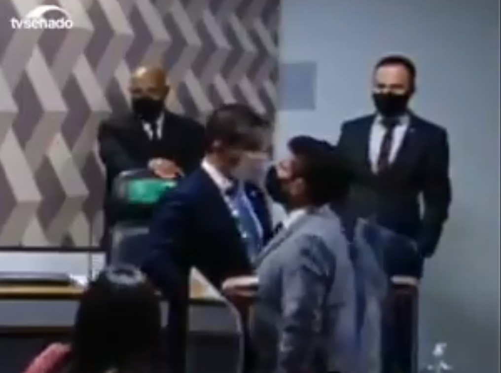 Senador Marcos do Val dá empurrão em deputado Luís Miranda no intervalo da CPI da Covid