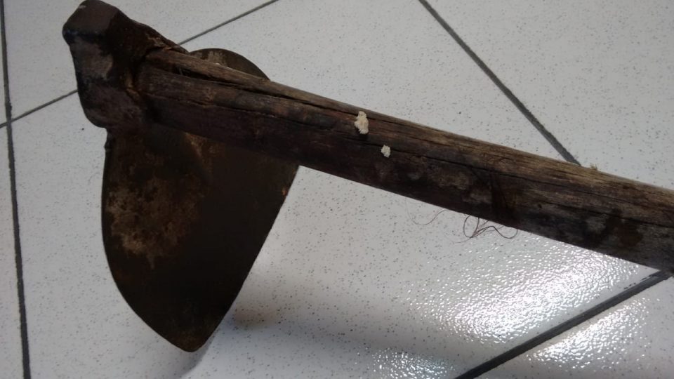 Vizinhos encontram homem agonizando após ser atacado com enxada em Manaus