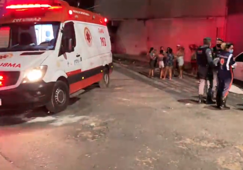 Homem é espancado e morto em Manaus; marcas de sangue ficaram espalhadas na rua