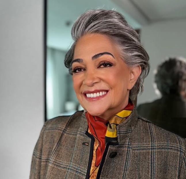 Influencer que viralizou com dicas de etiqueta é internada após AVC e amigos reagem: 'História mal explicada'