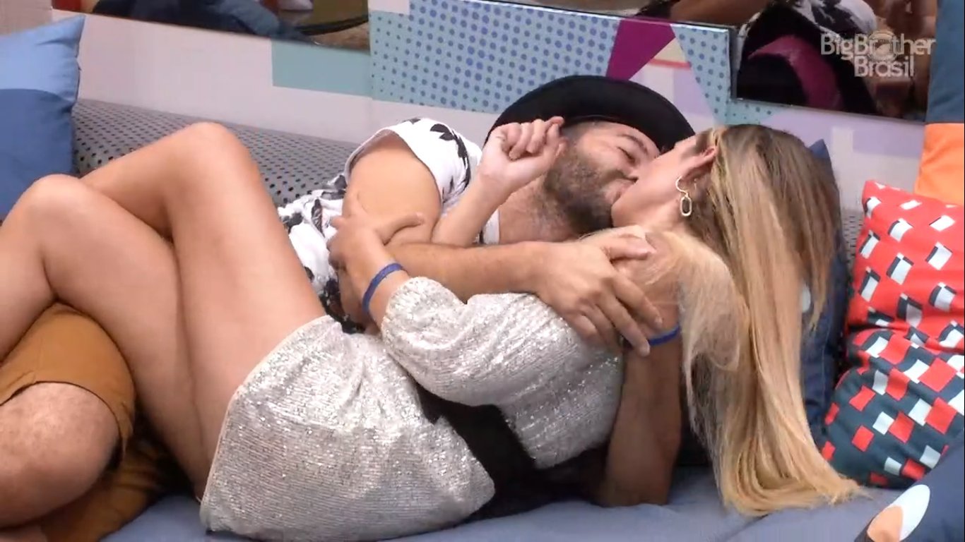 Gil causa na festa, distribui beijos, faz 'pregação' e tem momentos cômicos