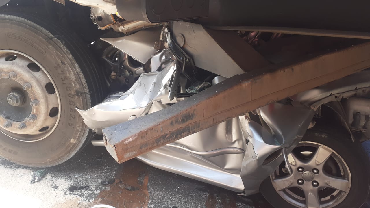 Vídeos mostram carro esmagado em grave acidente em Manaus