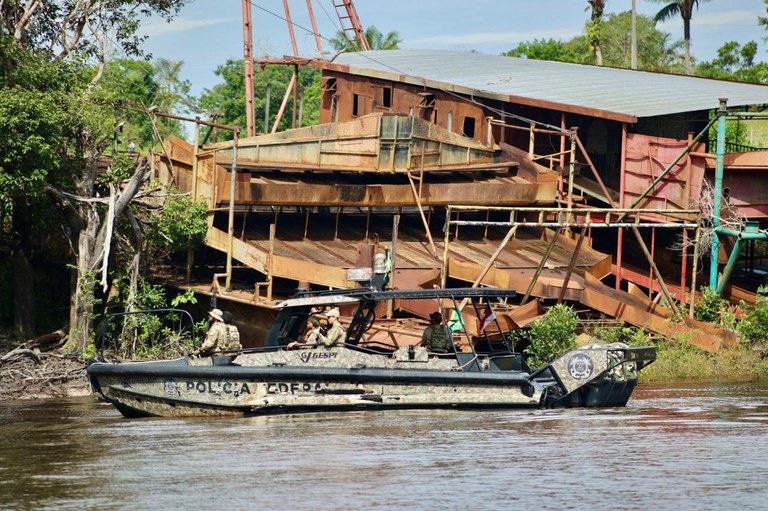 Embarcações e dragas são apreendidas em operação contra garimpo ilegal no Amazonas
