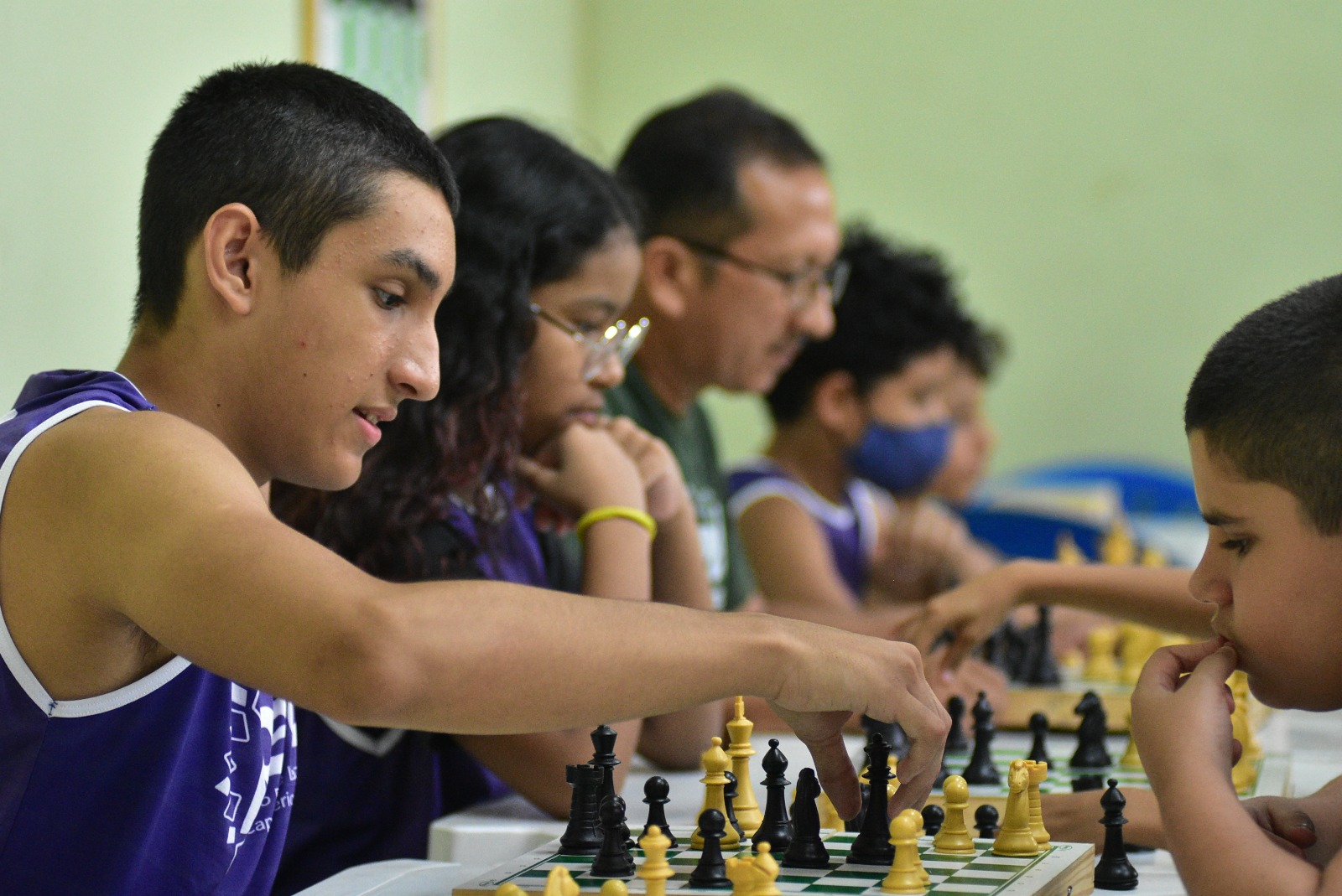 Aulas de xadrez contribuem para raciocínio lógico de jovens entre 8 e 17 anos em Manaus