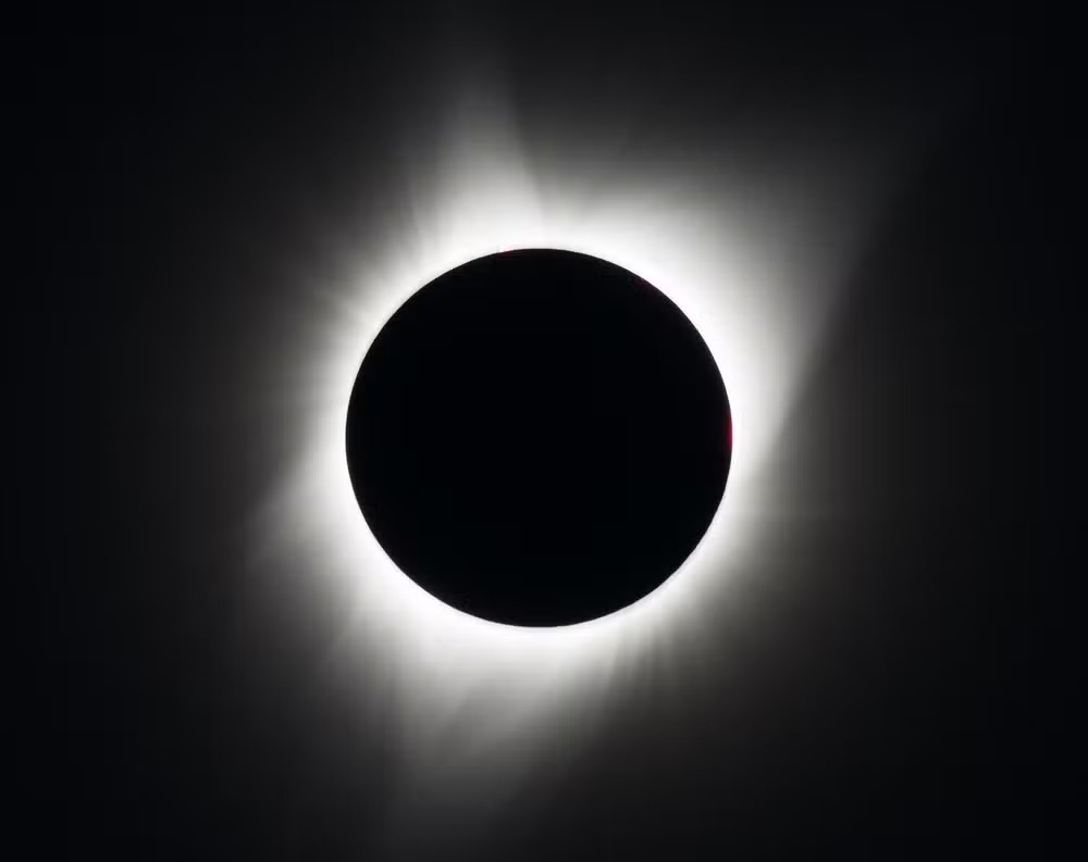 Eclipse solar total acontece hoje; saiba onde será visto
