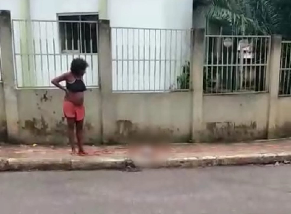 Bebê fica jogado na calçada após mulher dar à luz em frente à maternidade; vídeo