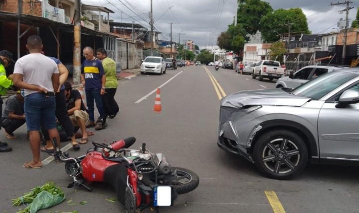 Motociclista fica ferido em acidente com carro em cruzamento em Manaus