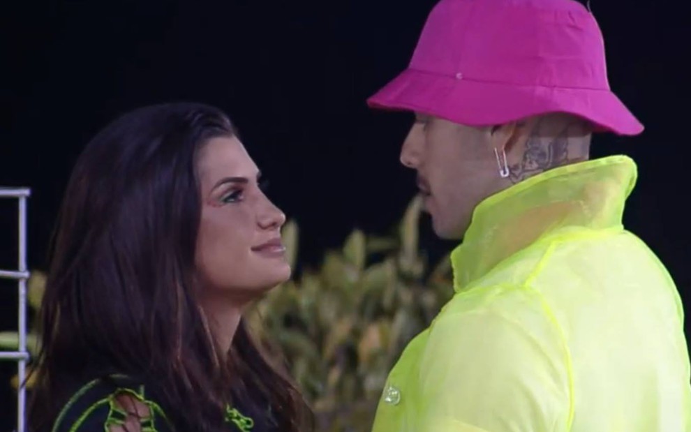 Marina e Gui se beijam em festa de A Fazenda; veja vídeo