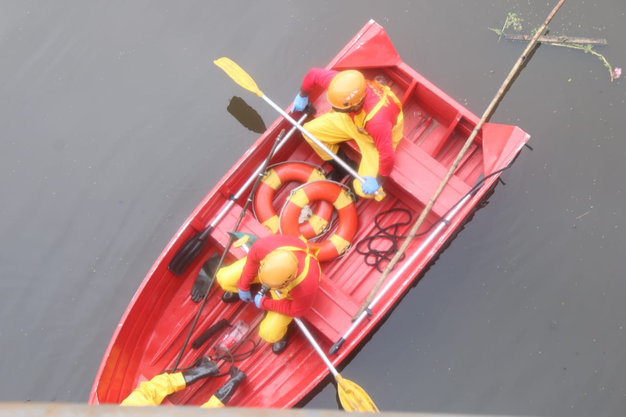 Homem aposta R$ 20 para pular de ponte e some em igarapé de Manaus