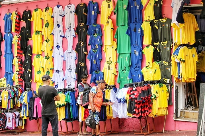 A 12 dias da Copa do Mundo, comércio em Manaus é aquecido com itens do Brasil