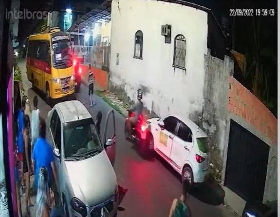 Casal é imprensado entre 'Amarelinho' e carro em acidente em Manaus; Veja vídeo