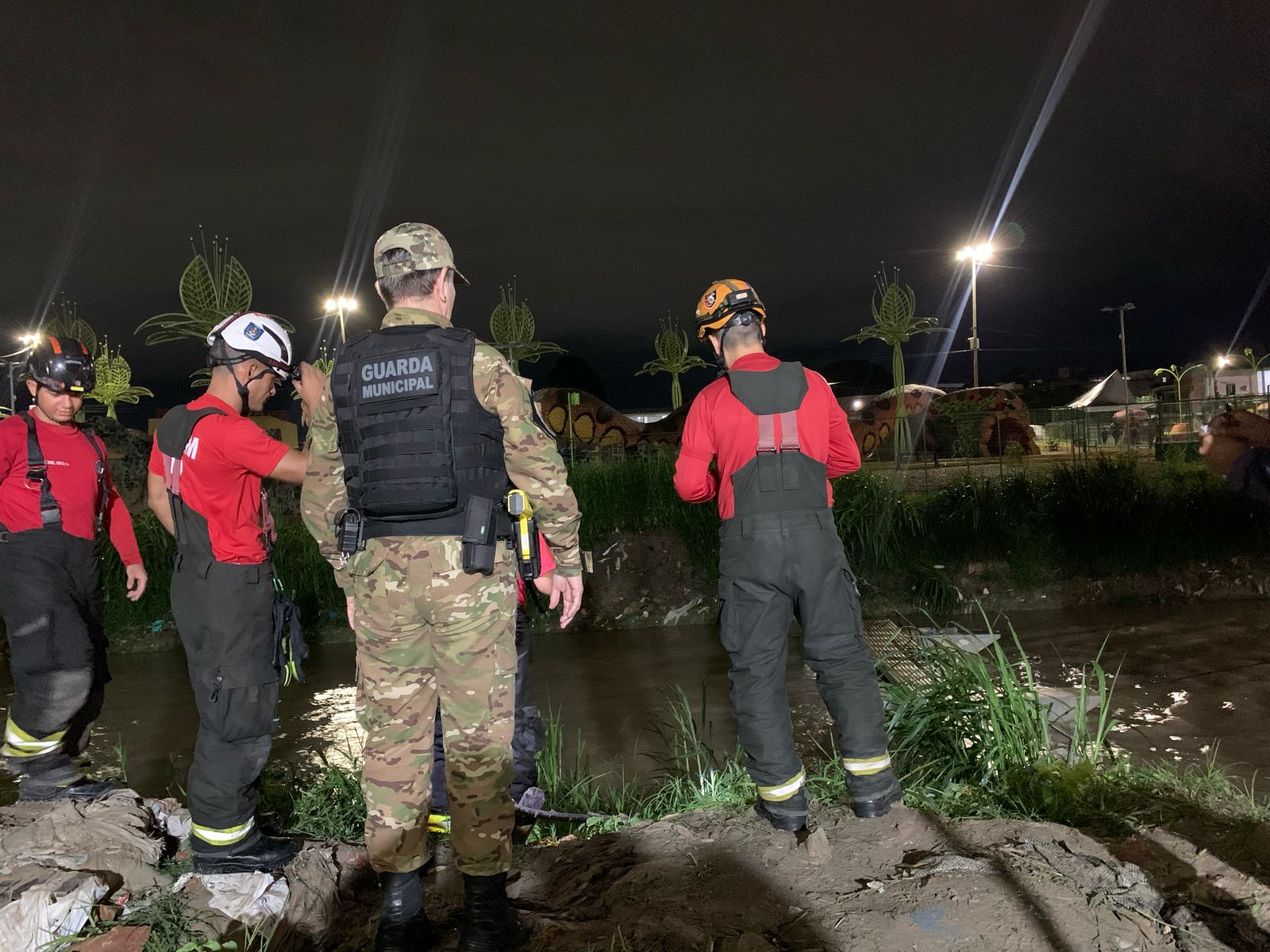 Corpo é encontrado após ficar preso em ecobarreira em igarapé de Manaus