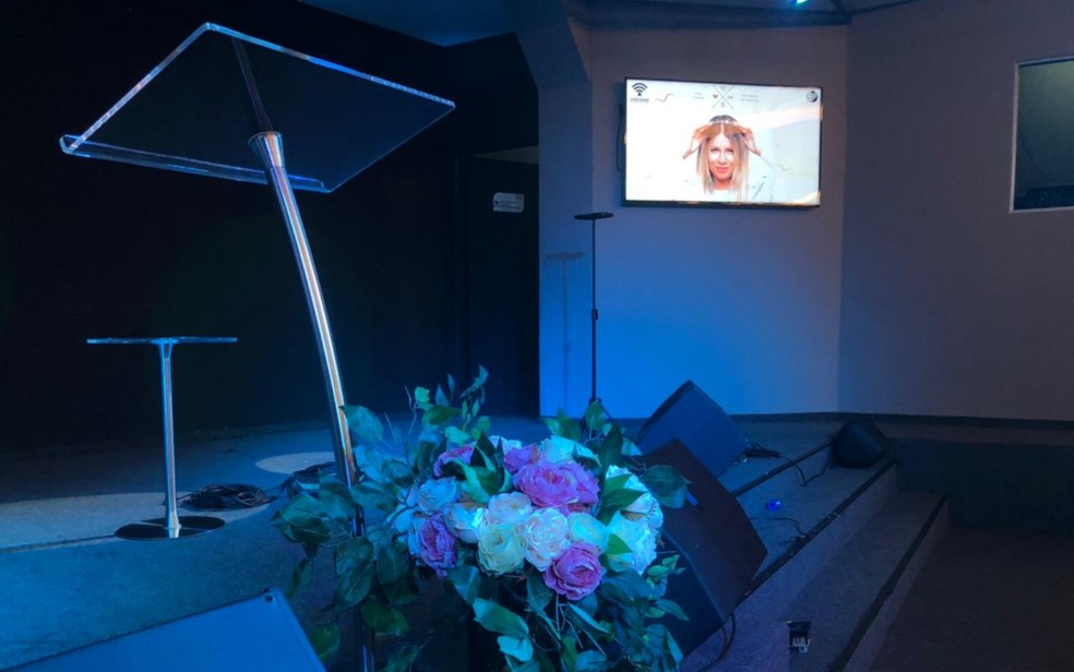 Mãe de Marília Mendonça e sertanejos participam de culto em homenagem à cantora