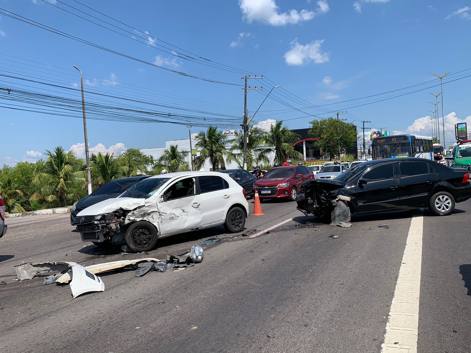Colisão frontal entre carros deixa trânsito caótico na Torquato Tapajós 