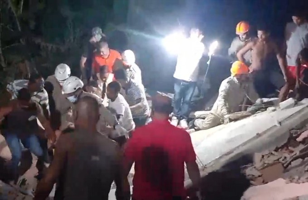 Homem morre soterrado e vítimas ficam feridas após prédio de quatro andares desabar
