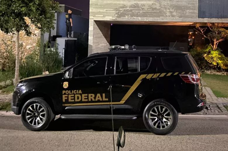 PF prende 15 funcionários de aeroporto que enviavam drogas para o PCC